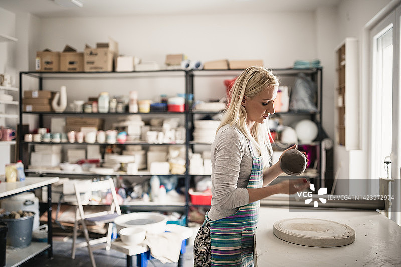 女陶器艺术家在她的工作室图片素材