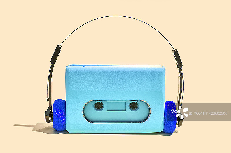 蓝色便携式盒式音频播放器在柔和的背景图片素材