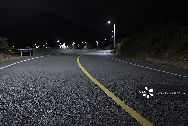 夜晚空荡荡的海滨道路图片素材