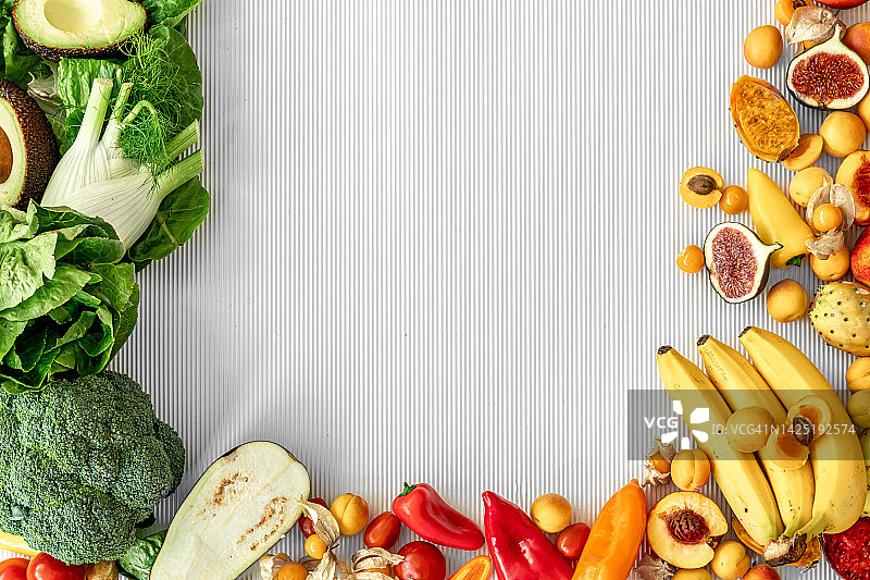 各种新鲜的蔬菜和水果在白色的背景上，平铺。图片素材