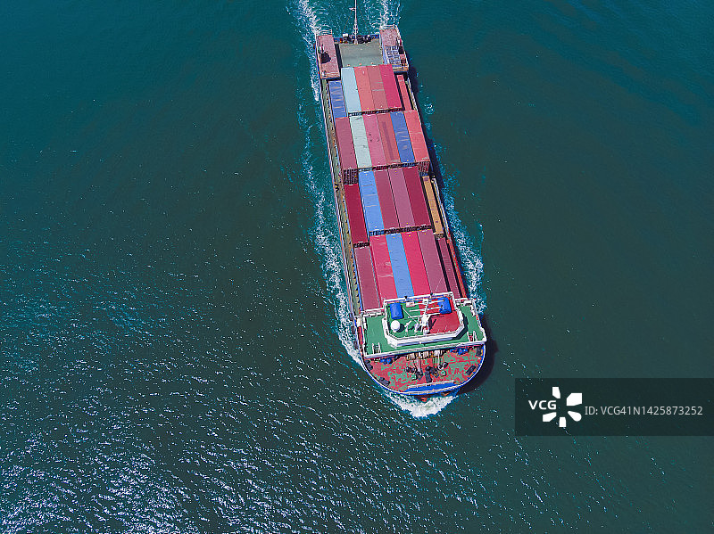 航拍图，江河中高速行驶的中型集装箱船舶，集装箱船舶进出口运输业务。图片素材