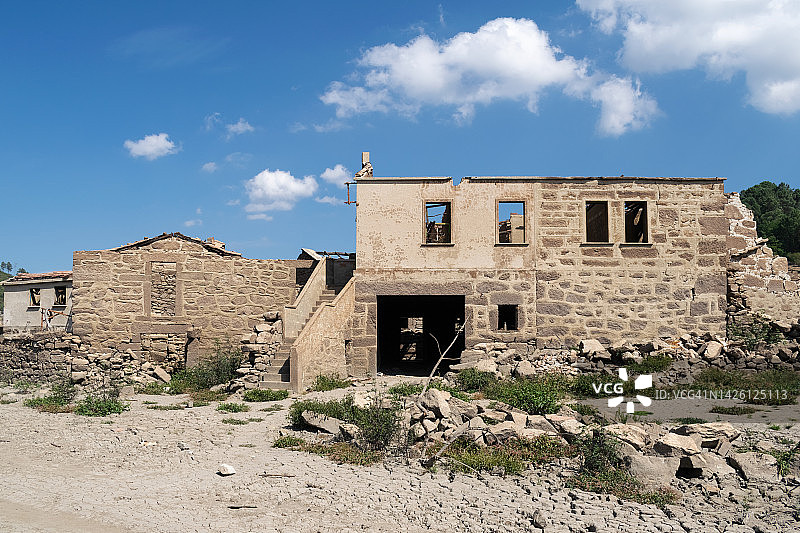 西班牙加利西亚，奥伦斯，洛贝斯，奥伦斯，奥林多索水库旁Aceredo鬼城的废弃房屋图片素材