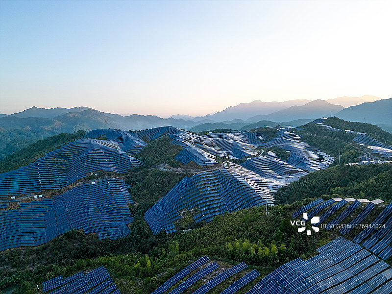 日出时山顶上壮观的太阳能发电站图片素材