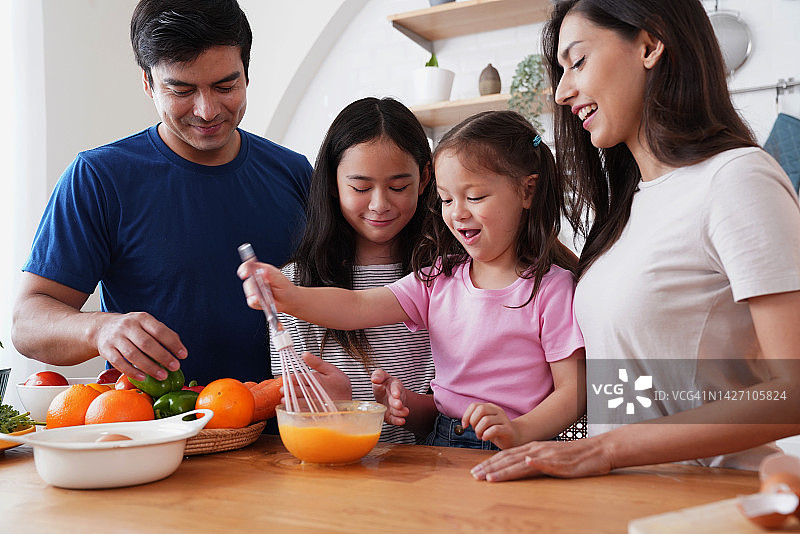 幸福的家庭在厨房里准备饭菜，一起做饭图片素材