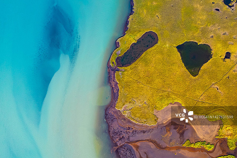 鸟瞰冰岛的天然心形湖和蓝色冰川河。图片素材