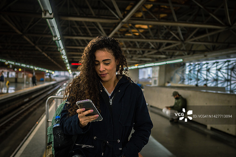 一个女人在地铁站用手机图片素材