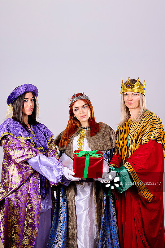 三位聪明的女王拿着圣诞礼物图片素材