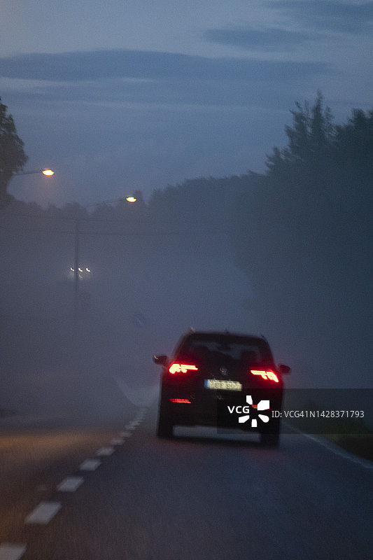 雾霾路上的汽车图片素材