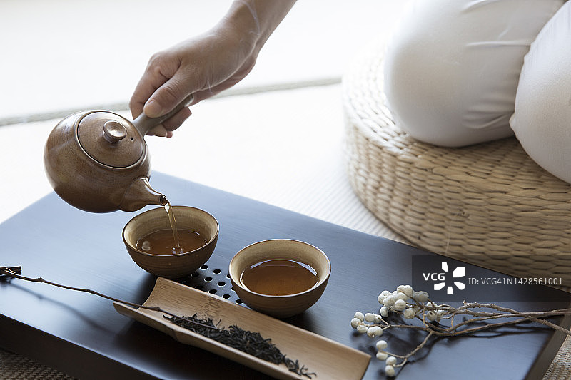 倒茶、茶具、中国传统茶艺、茶文化、精美的香炉、蒲团、中国传统书籍图片素材
