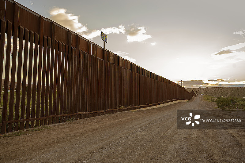 美国和墨西哥边境的墙图片素材