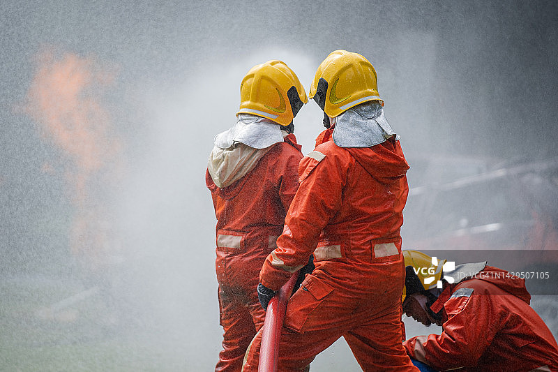 专业的消防队员工作高压水灭火。图片素材