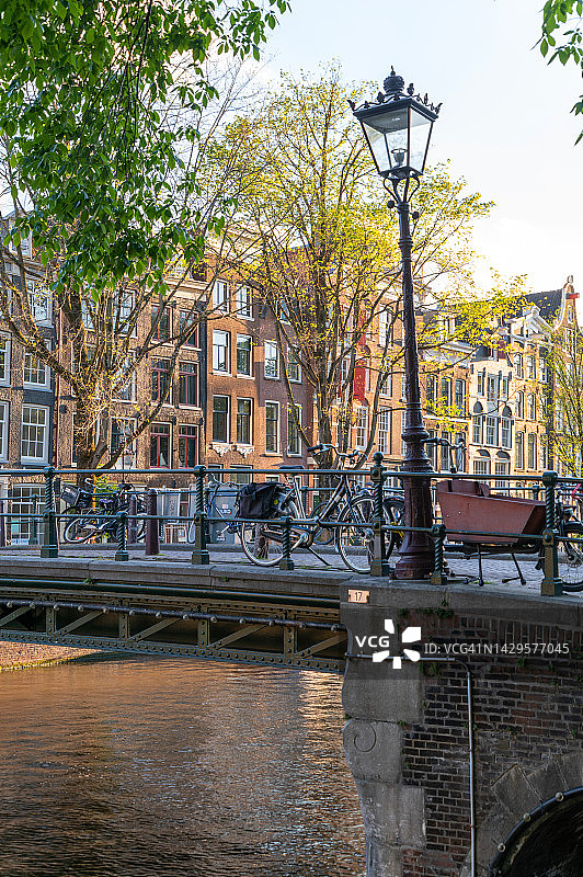 荷兰阿姆斯特丹的桥和路灯图片素材