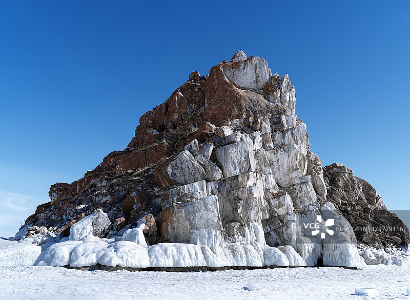 美丽的冬季景观，蓝色的冰洞洞和冰冻清澈的冰柱。贝加尔湖,俄罗斯。图片素材
