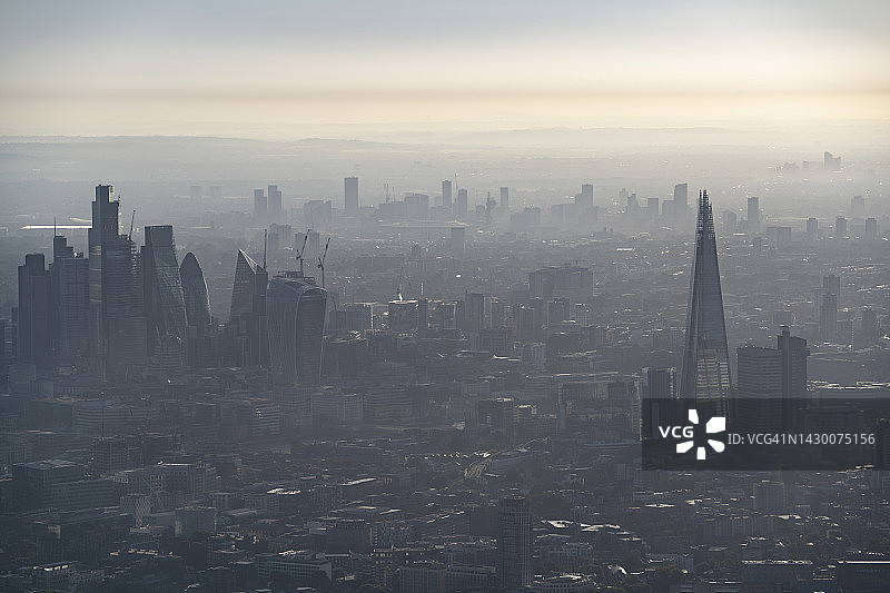 从伦敦上空鸟瞰日落时分朦胧的天空图片素材