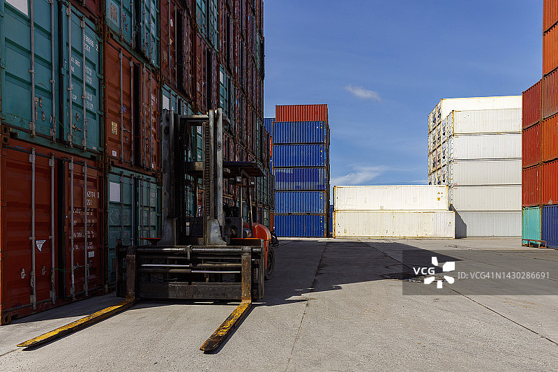 集装箱在货仓交付给集装箱船，商务物流，进出口航运或货运运输。图片素材