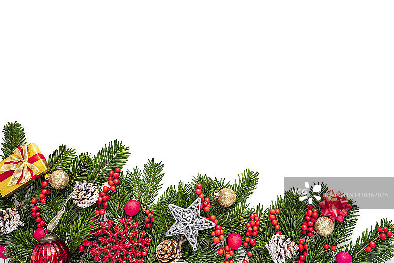 圣诞冷杉树，球果和冬青浆果雪花，礼品盒，小玩意复制空间孤立的白色图片素材