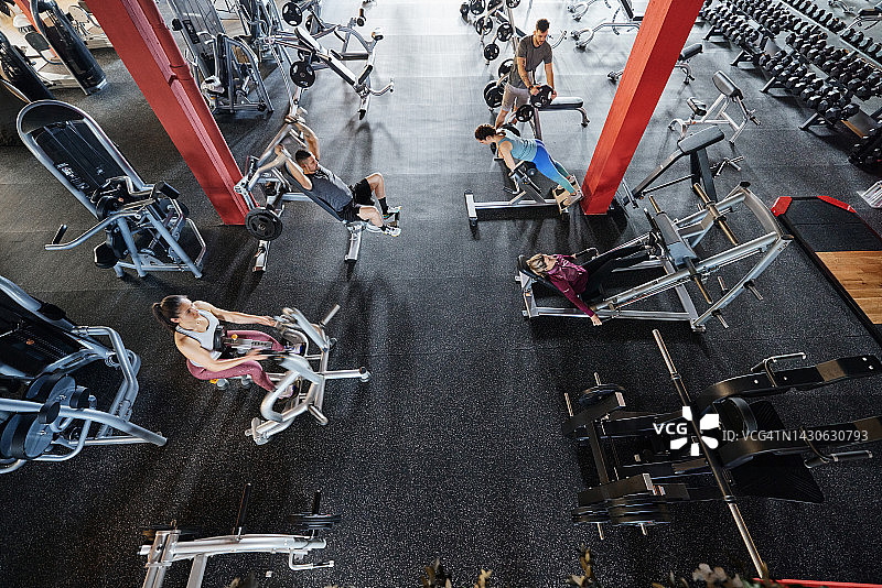 上面的观点，运动的人在健身房的机器上锻炼。图片素材