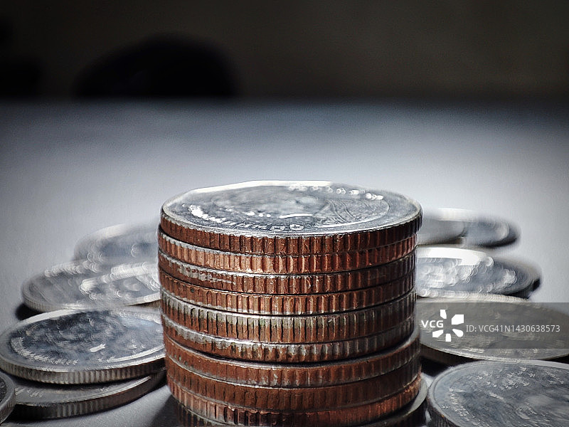 金属硬币垂直排列的特写照片传达为退休生活存钱的信息图片素材