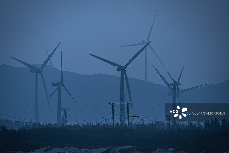 大型风力涡轮机农场，靠近海滩图片素材