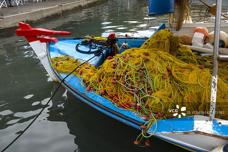 渔网在渔民的船上图片素材