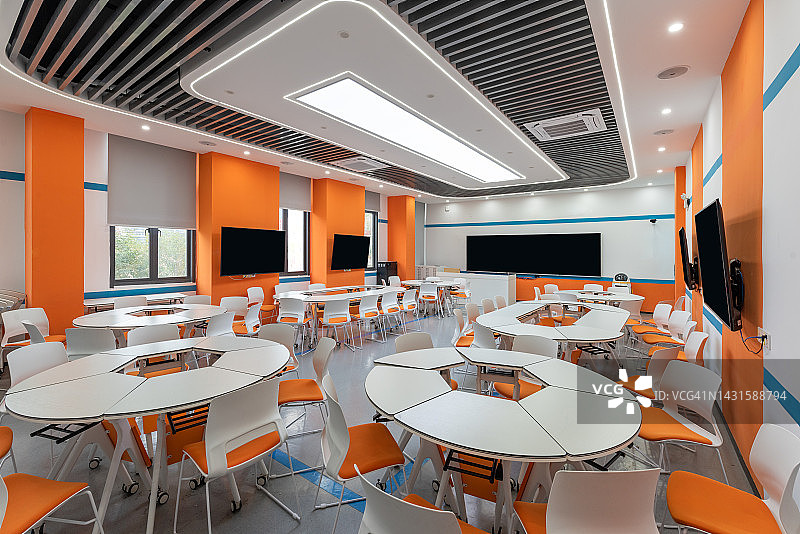多媒体教室，彩色装饰，不同形状的桌椅图片素材