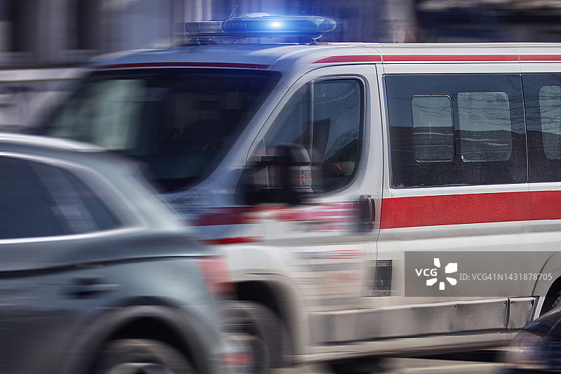 急救911救护车在大城市里疾驰。图片素材