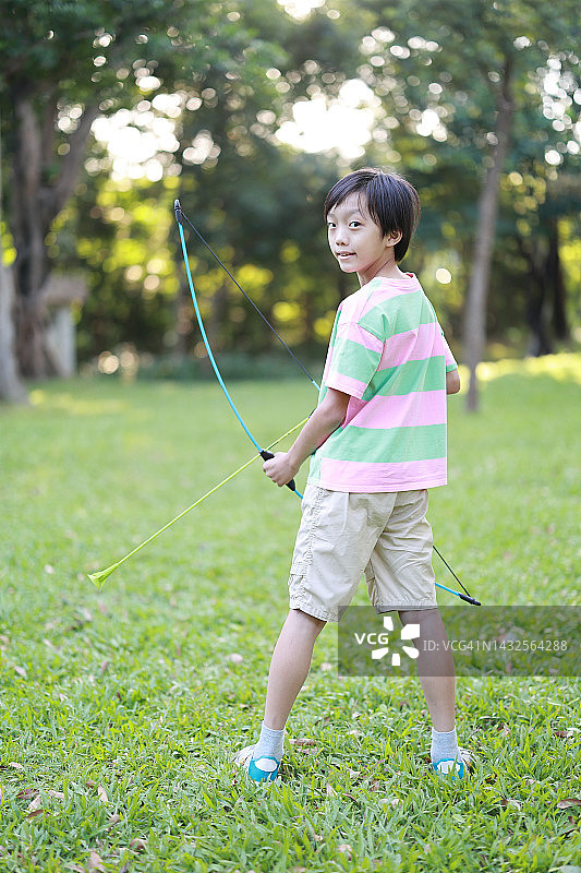 小男孩在公园里射箭图片素材