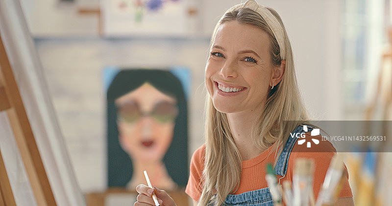 快乐的画家女人绘画与画笔微笑为创意水彩油画画布艺术视觉。成功，灵感和创造力女孩艺术家在艺术工作室空间或工作坊的设计草图的想法图片素材