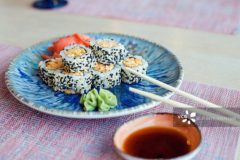 寿司卷配鱼，牛油果，奶油芝士，芝麻。寿司菜单。日本的食物。图片素材