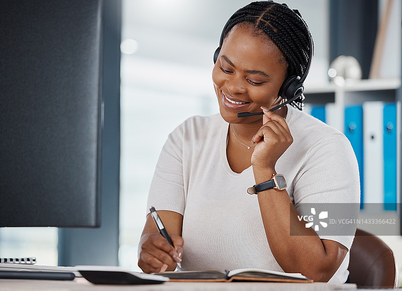 联系我们，呼叫中心和电话营销顾问，在笔记本上写下帮助提供良好的支持和客户服务。客户关系管理，保险和黑人女性工作，与客户交谈和交流图片素材