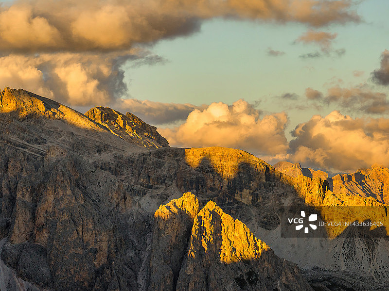 塞塞达峰的日落景象。特伦蒂诺上阿迪杰，白云石阿尔卑斯山，南蒂罗尔，意大利。奥多尔山脉，加尔德纳山谷。雄伟的Furchetta高峰。从塞塞达看到的Odles群，圣克里斯蒂娜Val Gardena。图片素材