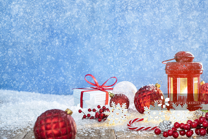 雪花飘飘的圣诞贺卡配上灯笼、礼品盒、小玩意儿图片素材