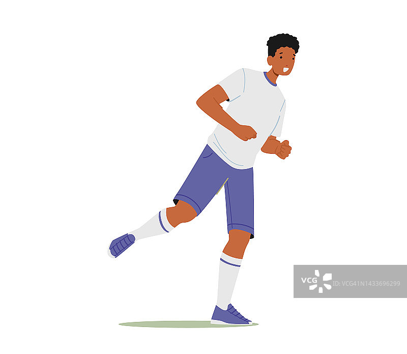 在白色背景下踢足球的运动员。男主角穿着蓝白色制服准备踢球图片素材