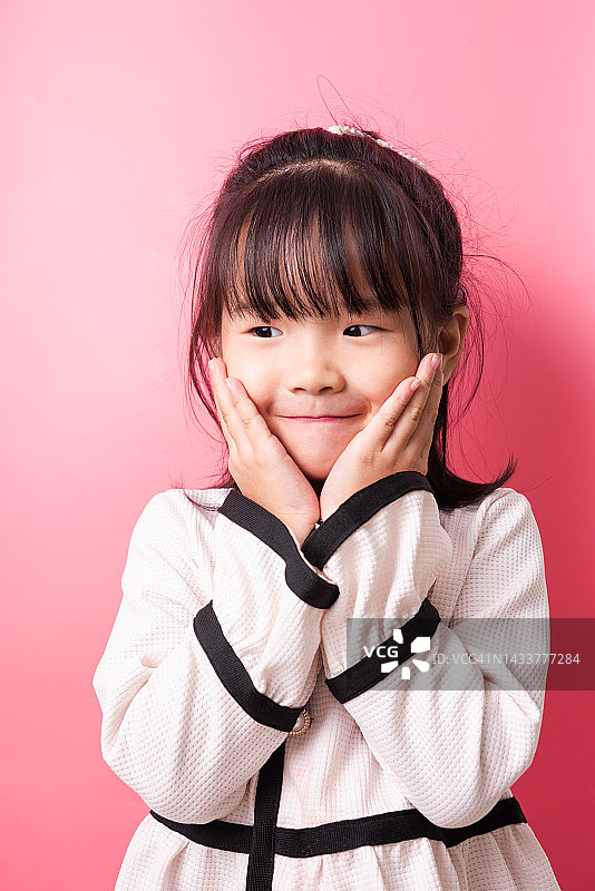 特写肖像甜美开朗的女孩，概念快乐和美丽的孩子图片素材
