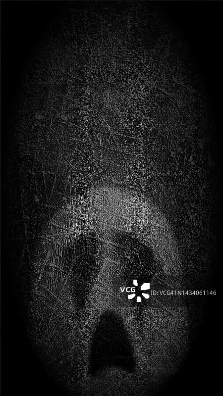 抽象幽灵可怕的深灰色黑色渐变颜色万圣节主题垂直背景与一个刮伤哭泣悲伤的幽灵剪影或阴影像涂鸦在刮裂的旧墙图片素材