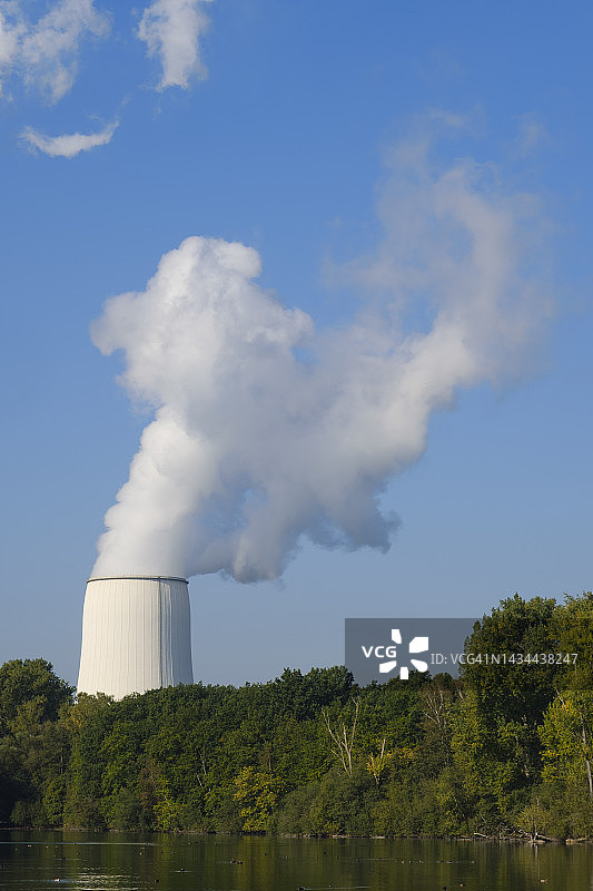 德国，北莱茵-威斯特法伦州，伯格卡门，达特恩-哈姆运河，背景是燃煤发电厂冷却塔升起的烟雾图片素材