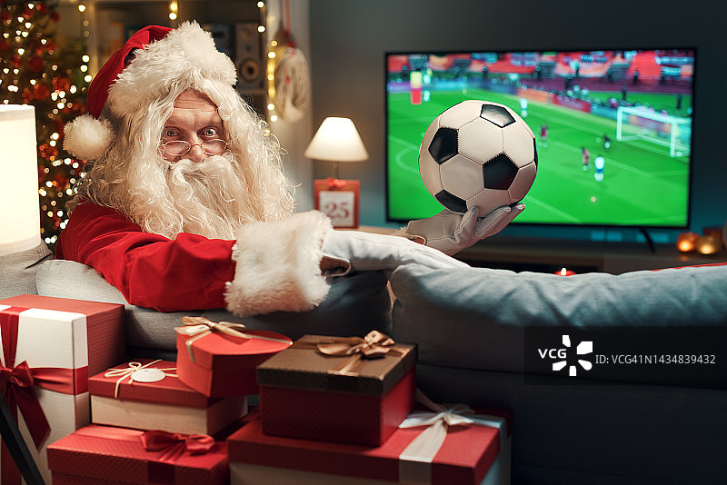 圣诞老人看足球比赛快乐图片素材