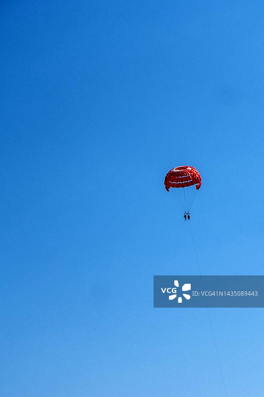 在土耳其的地中海玩滑翔伞图片素材