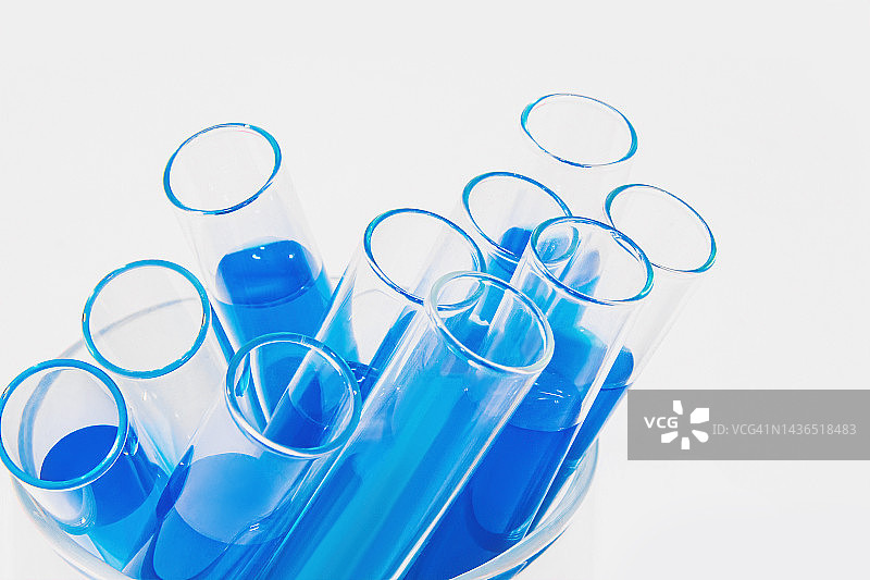 白色背景透明玻璃试管，蓝色液体，化学元素，催化剂，实验室，医疗设备，玻璃，化学，生物化学，化学实验室，模板，用于药品，用于药品广告，测试，医学分析图片素材