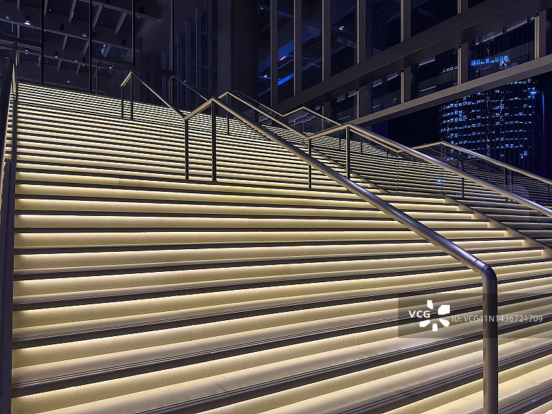 现代建筑中楼梯的照明效果图片素材