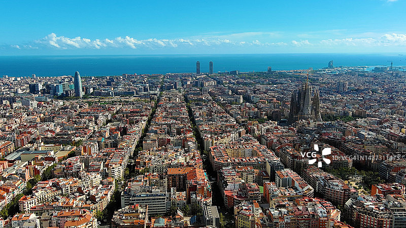 巴塞罗那城市景观的典型建筑鸟瞰图。在阳光明媚的日子里，一个著名的住宅城市网格图片素材