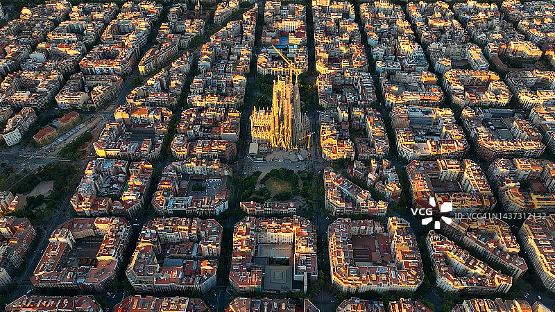 日出时的巴塞罗那城市天际线和圣家大教堂。西班牙加泰罗尼亚。城市景观与典型的城市八边形街区图片素材