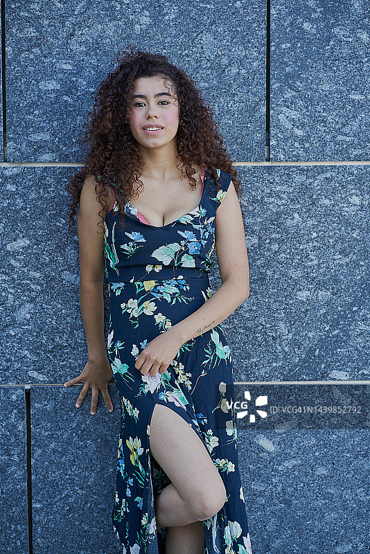 一个拉丁女人在街上摆姿势的肖像。图片素材