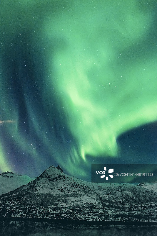 北极光，冬季挪威北部罗浮敦群岛上空的北极光图片素材