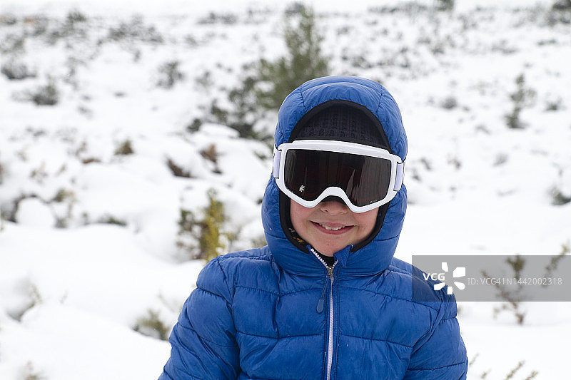 雪中男孩的肖像图片素材