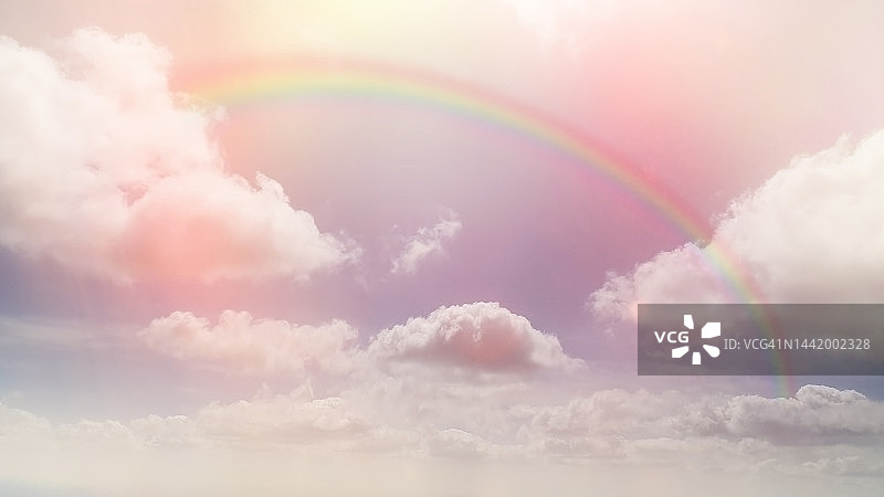粉红云朵间的彩虹图片素材
