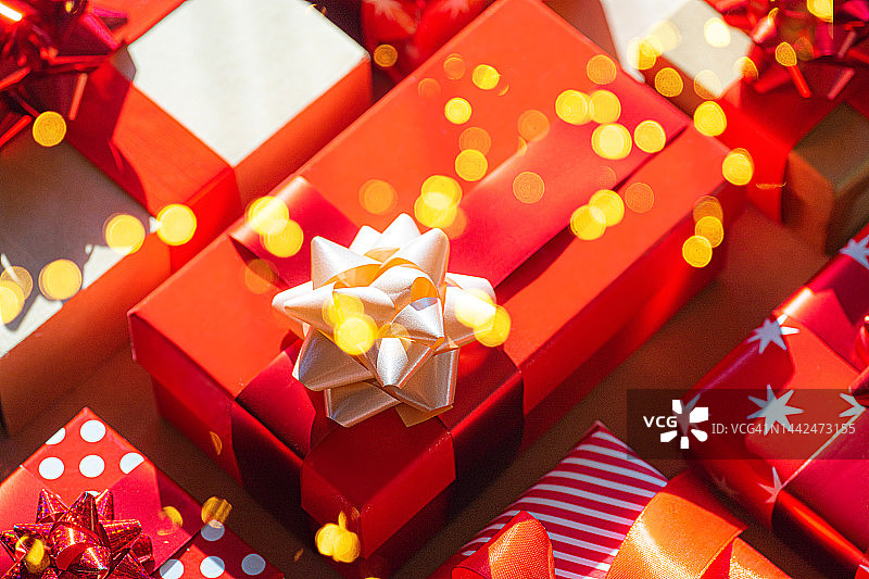 圣诞礼物和礼品盒。寒假和黑色星期五的祝贺概念与DIY包装礼盒。图片素材