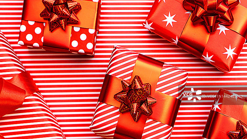 圣诞礼物和礼物。寒假和黑色星期五的祝贺概念与DIY包装礼盒。图片素材