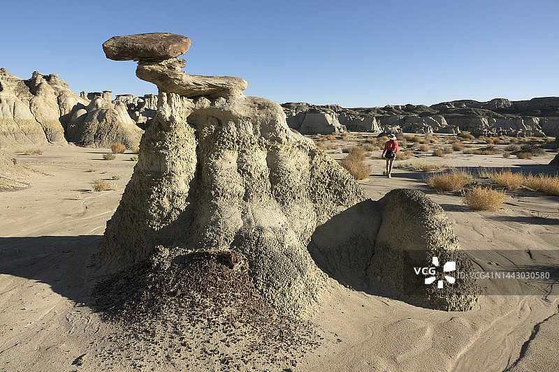 一名女子在新墨西哥州阿什-斯勒-帕荒野探索侵蚀的砂岩蘑菇林图片素材