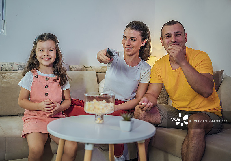 幸福的一家人在家里看电视图片素材